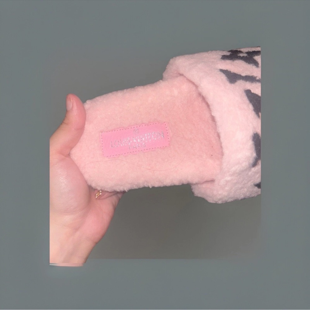 Vibrant Pink Fuzzy Slide Sandals used once QR code available size 8 - Picture 6 of 7